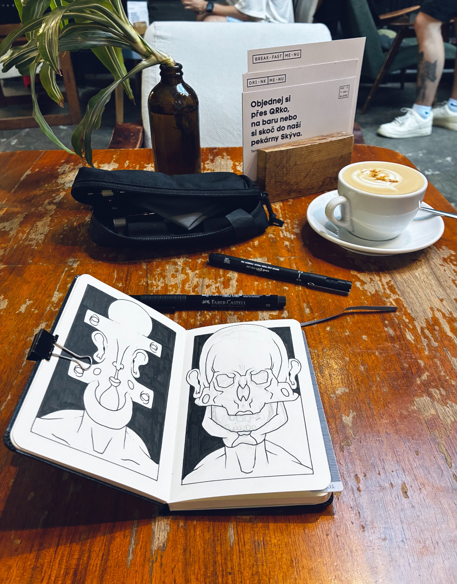 Káva & Moleskine Art A6 + Liners 0,5 & Brush = ❤︎ 